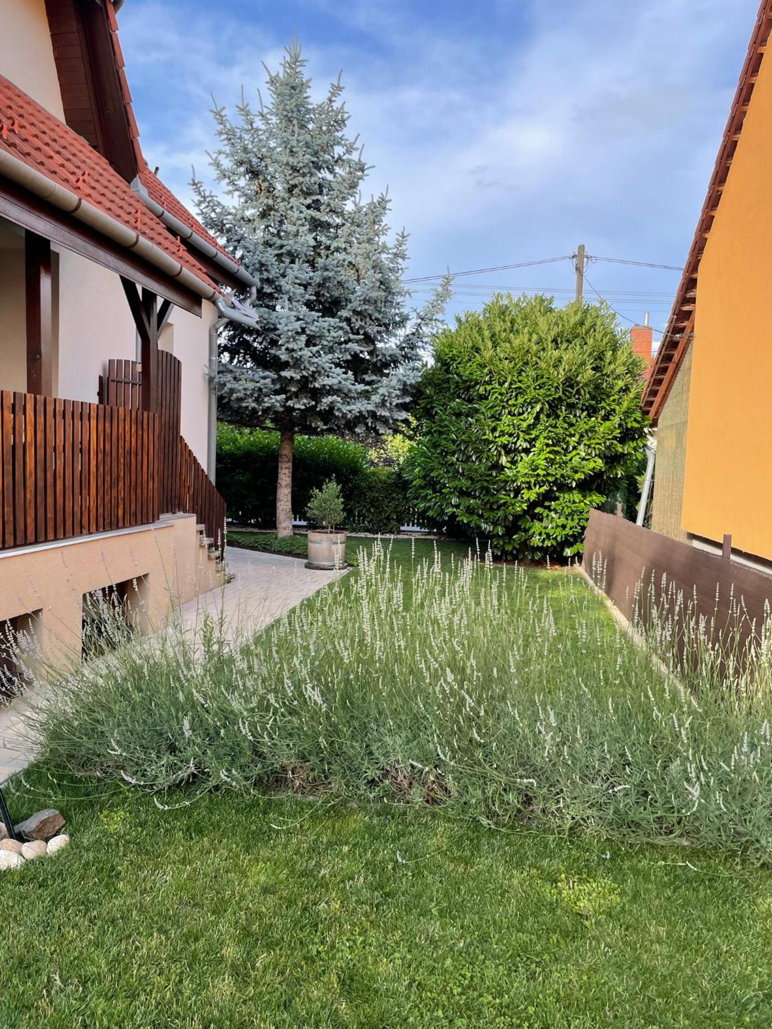 Villa Lili Apartments Balatonkeresztur Exterior photo